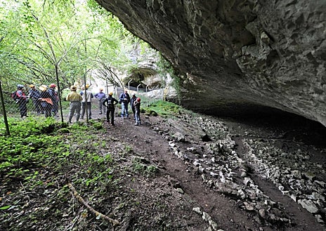Imagen secundaria 1 - Los raíles cruzan Mina Esperanza, en Olmos de Atapuerca. Sobre estas líneas, a la izquierda, la entrada a Cueva Palomera. A la derecha, la cueva de Fuentemolinos.
