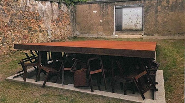 Monumento Losa del Tiempo del cementerio de municipal La Carriona de Avilés