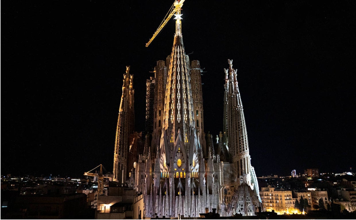 Encendido de lagran estrella de la Sagrada Familia, a 8 de diciembre de 2021