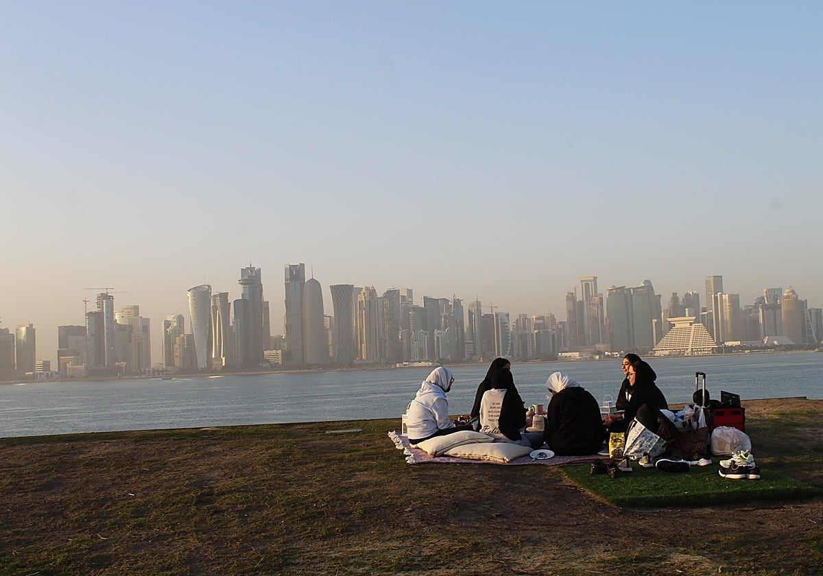 Skyline de Doha desde el paseo marítimo de MIA Park