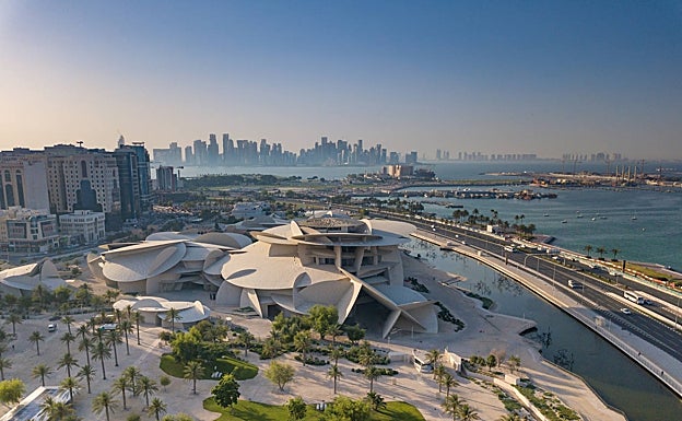 Museo Nacional de Qatar con el telón de fondo de los rascacielos de Doha