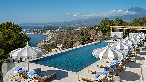 Imagen de la piscina infinita del Four Seasons Palacio de San Domenico