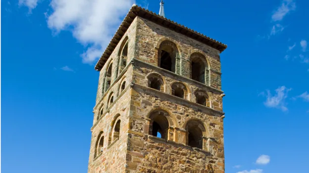 Torre románica de la iglesia realizada sobre la primitiva mozárabe de San Salvador de Tábara
