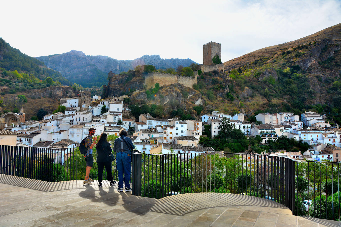 Cazorla desde el Balcón de Zabaleta. En la izquierda, la iglesia de Santa María