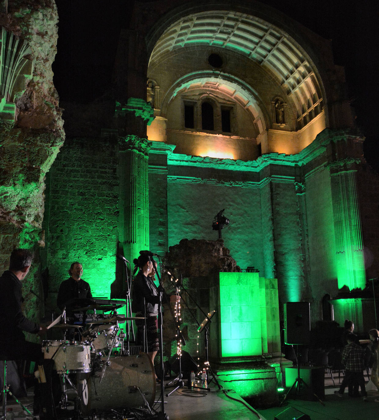 Actuación musical en las Ruinas de Santa María durante la gala del certamen Capital del Turismo Rural 2022