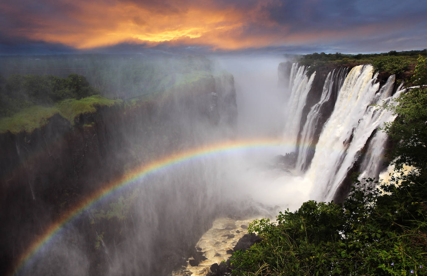 Cataratas Victoria, en la frontera de Zambia y Zimbabue. En Zambia el viajero encontrará menos visitantes que en países vecinos como Botsuana y Zimbabue, y más de 70 grupos étnicos.