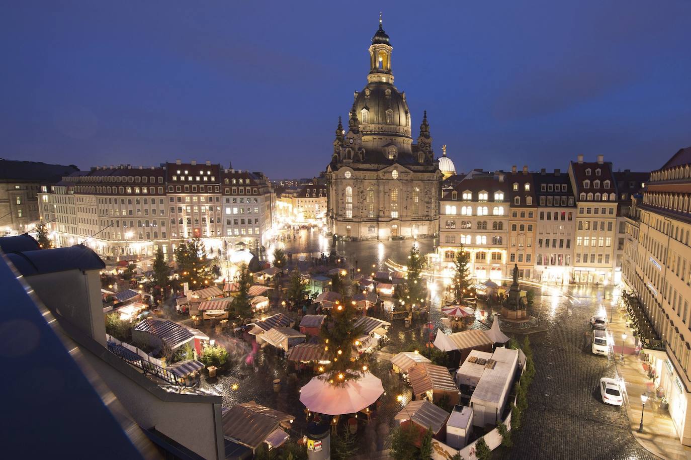 La renovación urbana de Dresde seguirá en el 2023, con la segunda fase de renovaciones del Altmarkt (plaza central) para incluir más medidas de accesibilidad y protección ambiental. En la foto, vista del mercado de Navidad frente a la Iglesia de Nuestra Señora de Dresde