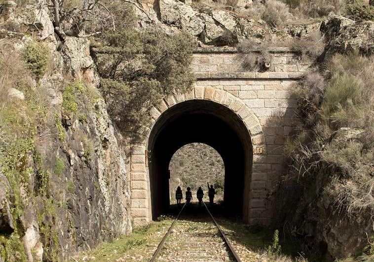 Diecisiete kilómetros de túneles y puentes por una histórica línea de tren en España