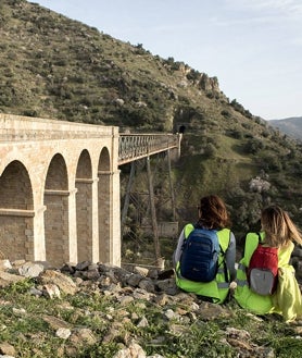 Imagen secundaria 2 - Entre las dificultades técnicas del proyecto, que aún hoy causan asombro, está la de que muchas de las piezas de estos puentes fueron diseñadas y montadas en Francia y Bélgica antes de ser trasladadas y ensambladas sobre el terreno.