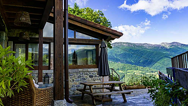 Imagen de la terraza del Mirador de Santrocaya