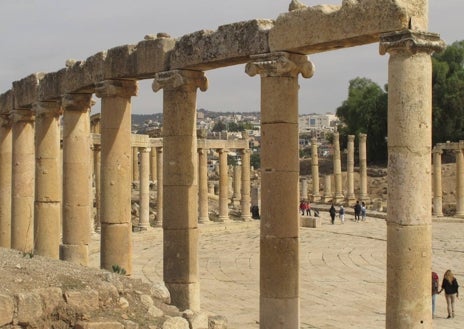 Imagen secundaria 1 - Los jordanos creen que las excavaciones realizadas hasta ahora solo han servido para rescatar el 30 por ciento de la ciudad. Los turistas se asombran con las 'mil columnas«, el Foro Oval, los templos de Zeus y Artemisa, el anfiteatro..., pero bajo la superficie hay otros muchos tesoros a la espera de ver la luz