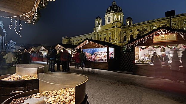 Castañas asadas frente a los puestos del mercadillo de Maria-Theresen-Platz