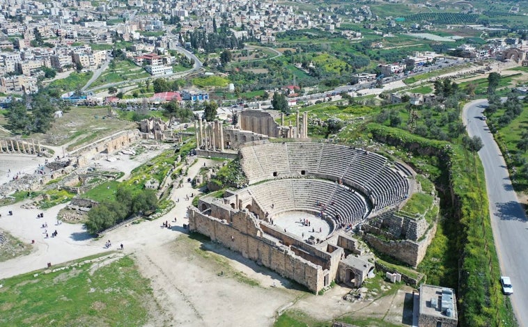 Imagen principal - Los jordanos creen que las excavaciones realizadas hasta ahora solo han servido para rescatar el 30 por ciento de la ciudad. Los turistas se asombran con las 'mil columnas«, el Foro Oval, los templos de Zeus y Artemisa, el anfiteatro..., pero bajo la superficie hay otros muchos tesoros a la espera de ver la luz
