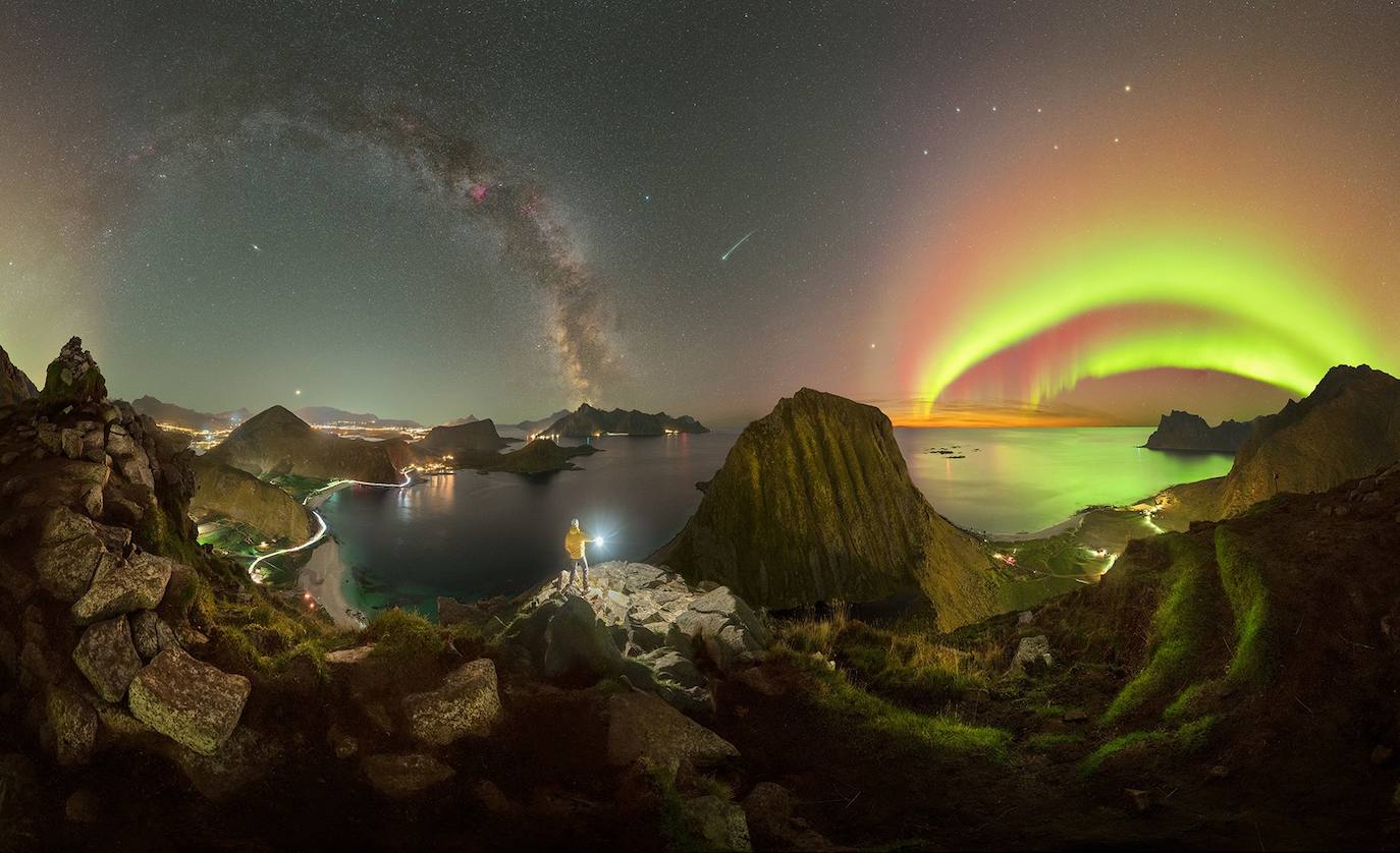 'Inception'. Foto tomada en las Islas Lofoten, Noruega. "Bajo la Vía Láctea, se puede ver la Galaxia de Andrómeda en medio de los dos arcos. La guinda la pone una estrella fugaz, y por encima de una colorida Aurora, se encuentra una de las constelaciones más bonitas del cielo nocturno, ¡la Osa Mayor! Hacia el norte, todavía se puede ver la luz del sol, que hacía poco que se había puesto por debajo del horizonte".