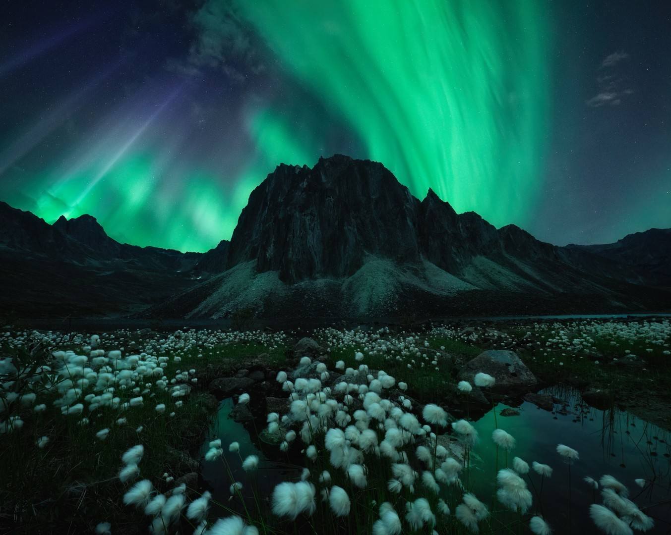 'Under a Northern Sky'. Foto tomada en Montañas de Tombstone, Yukón, Canadá. "Todos hemos oído historias sobre el país del Sol de Medianoche: en verano, el sol no se pone realmente, y en invierno, las noches son largas sin sol, o con muy poco sol. Pero también hay 3-4 días al mes en los que la luna no se pone (circumpolar) y 3-4 días al mes en los que no sale".