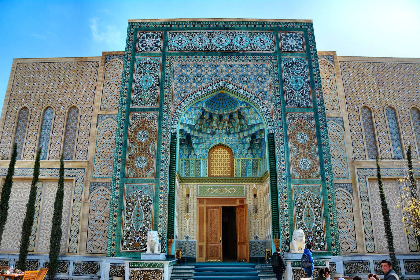 Están representadas medio centenar de artesanías típicas. Chiringuitos con hornos verticales tandyr de los que salen las tortas humeantes de pan lepyoshka. Cocinas en las que se hace a fuego lento el plov, plato nacional uzbeco, un pariente lejano de la paella: arroz, zanahorias, uvas pasas, cordero, garbanzos... telares de los que salen coloridos ikats, sedas estampadas a mano, pequeños talleres en los que se hace el papel tradicional kogozi, siguiendo las técnicas ancestrales chinas y utilizando madera de morera; bordados llamados suzane, que decoran tanto una bata chapan como un gorro tubeteika. El edificio de la foto parece una madrasa, pero en su interior está el restaurante Buyuk.