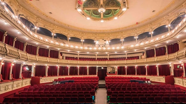 El coqueto patio de butacas del teatro Cervantes de Almería
