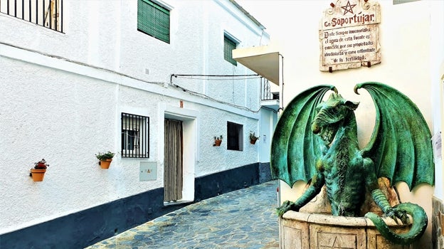 Las calles de la localidad de Soportújar están llenas de guiños a las brujas y a las supersticiones