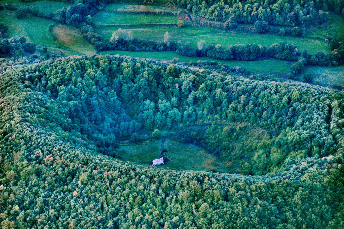 En medio del cráter de Santa Margarita hay una ermita blanca