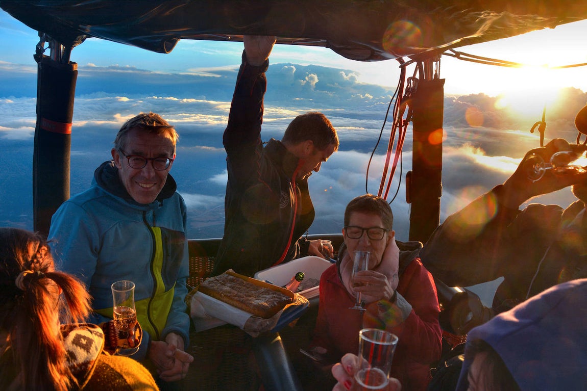 Durante el “vuelo” el piloto nos sirve un tentempié (nunca mejor dicho porque todo el vuelo se hace de pie) a base de coca de llardons (torta dulce de chicharrones, manteca de cerdo) y cava. Ojo a los que tengan el “muelle flojo” y beban más de la cuenta: el vuelo puede durar más de hora y media y la barquilla no dispone de cuarto de aseo. Tampoco está permitido evacuar al exterior.