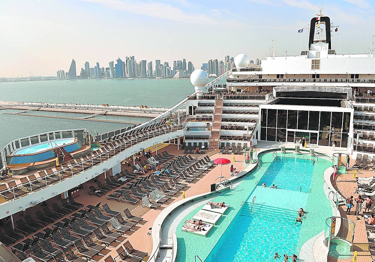 El MSC World Europa, durante su paso por Doha