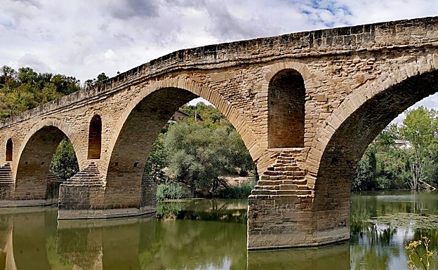 El puente fue edificado en el siglo XI, de estilo románico