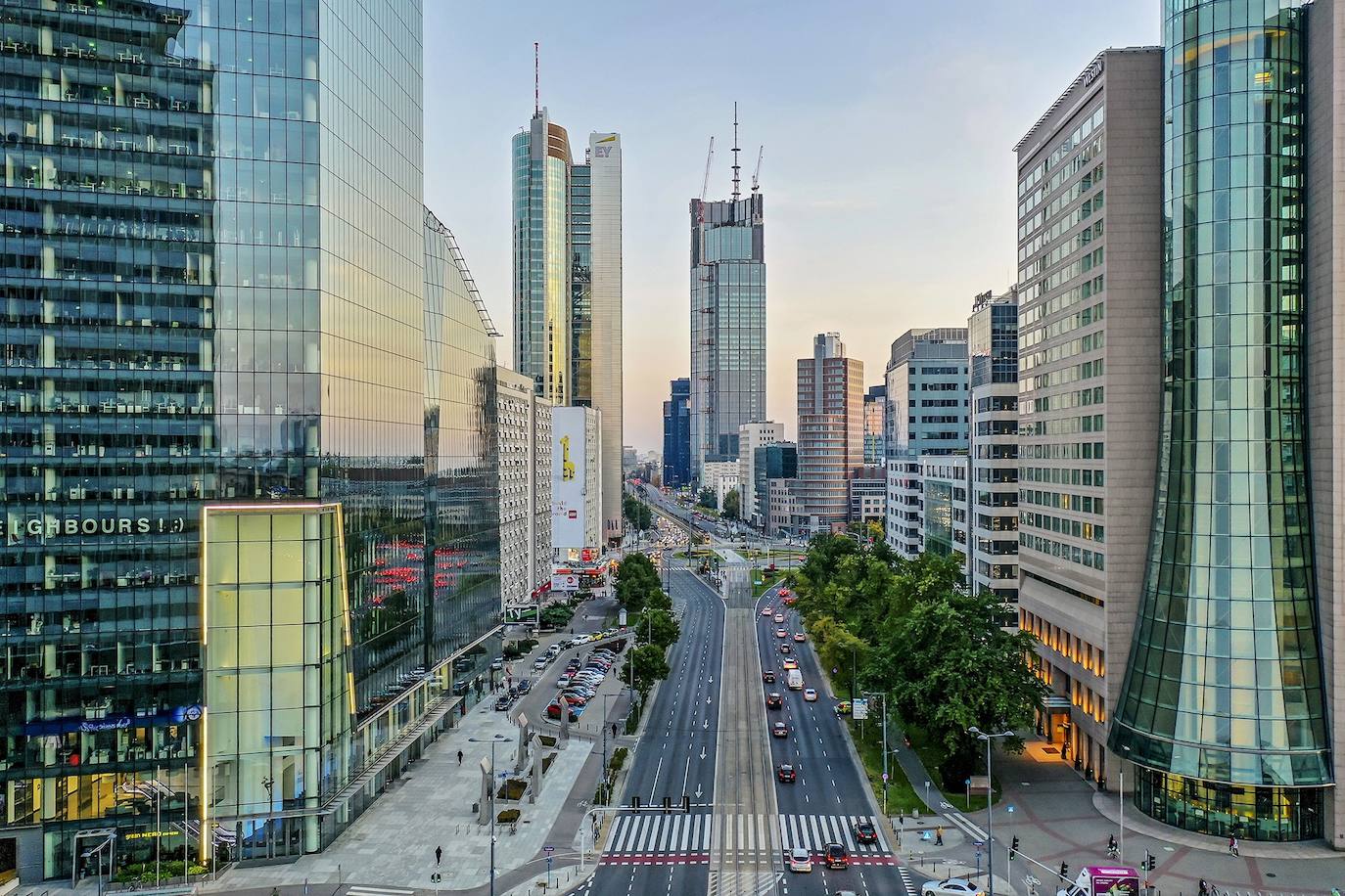 Vista de la Varso Tower en un entorno de edificios modernos del centro de Varsovia