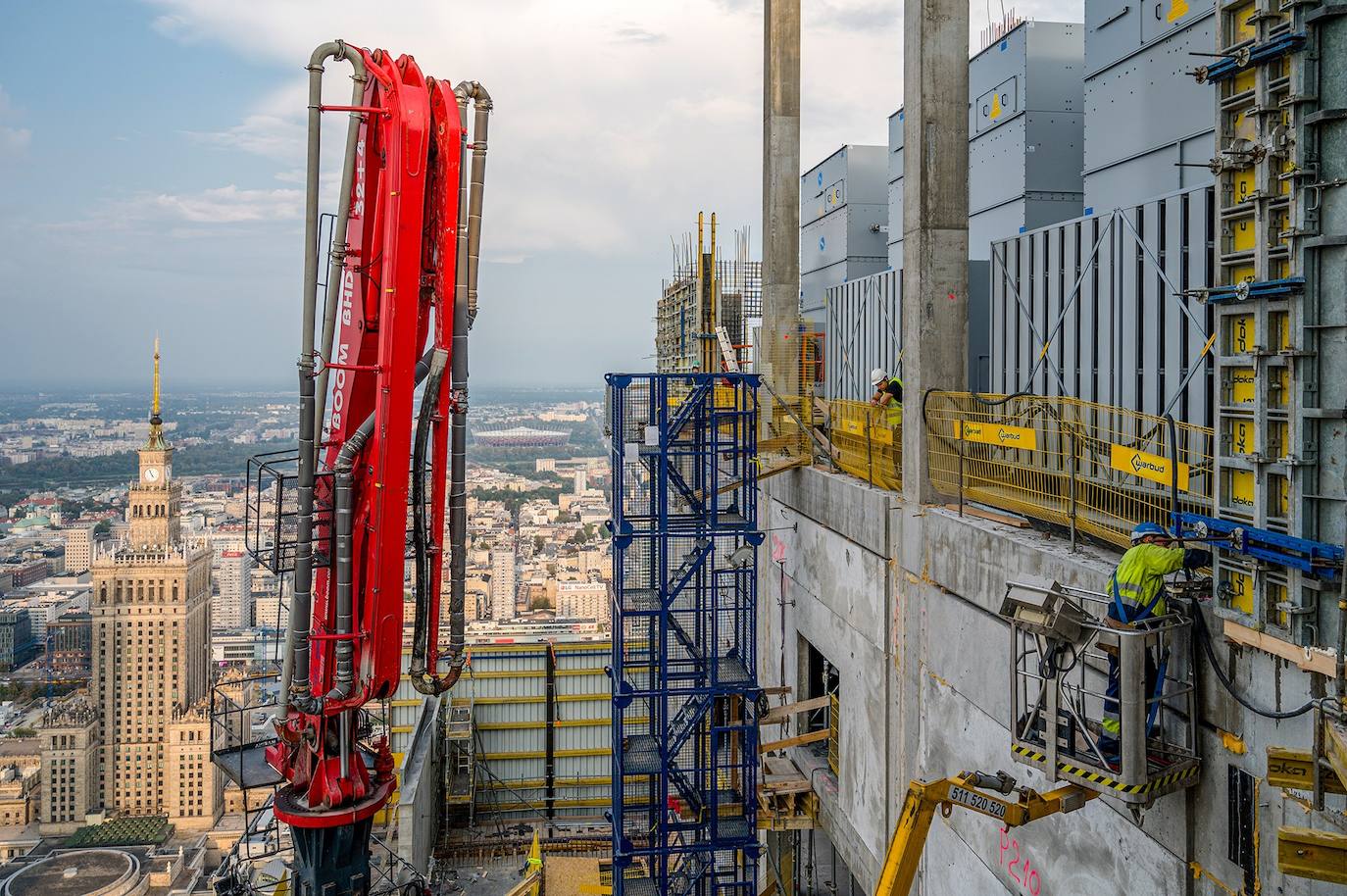 Desarrollo de las obras de la Varso Tower, en la esquina de Jana Pawla II y Chmielna Street, en el centro de la capital polaca.