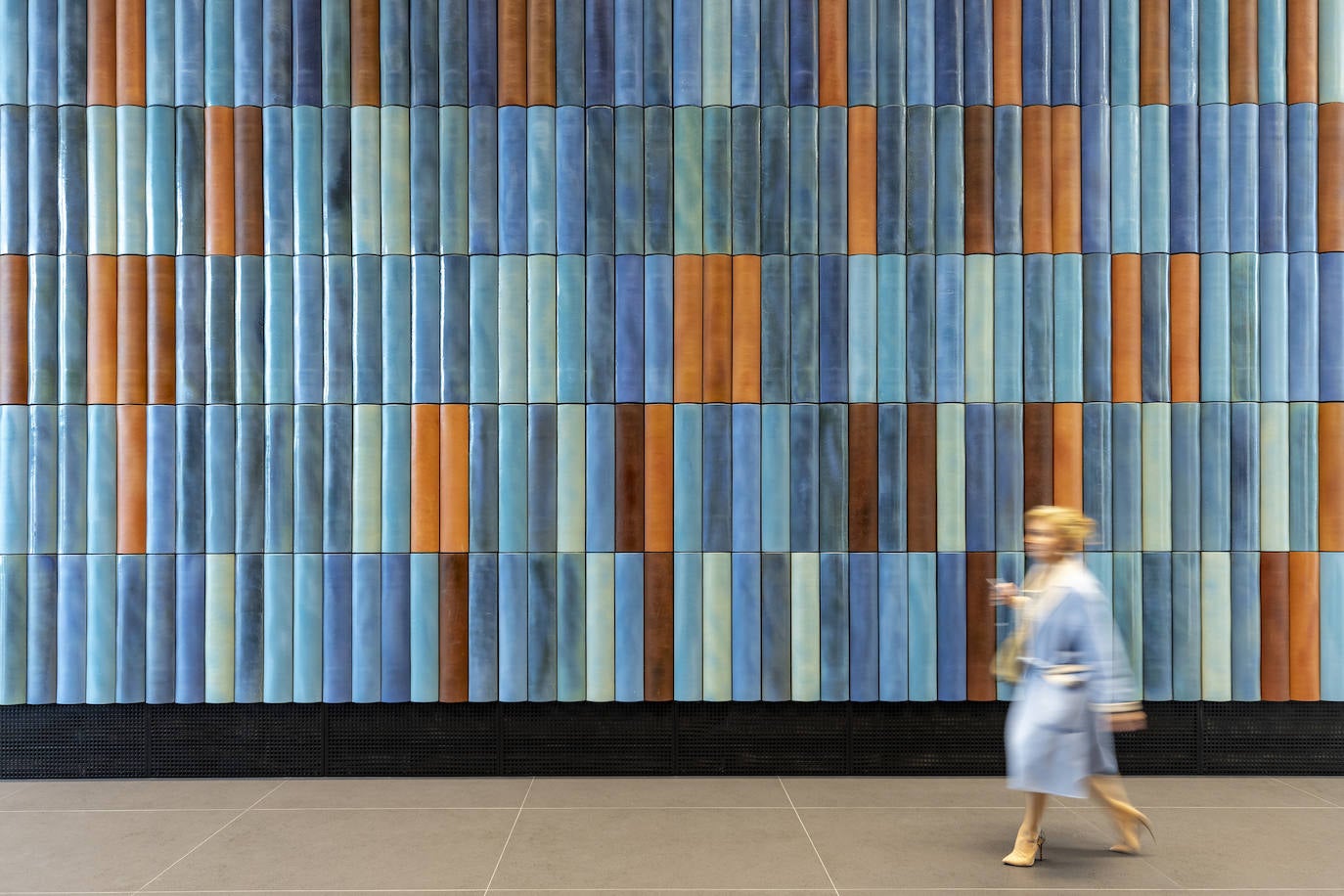 El mosaico de la Vasco Tower -diez metros de altura con 1.800 tejas, obra de la artista local Krystyna Kaszuba-Wacławek- es una nueva atracción turística en Varsovia
