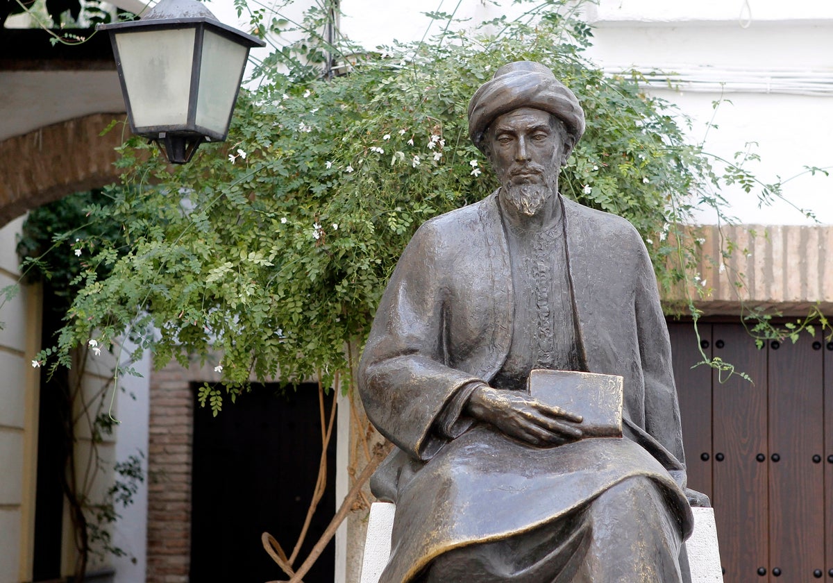 Estatua de Maimónides, en la calle Judíos