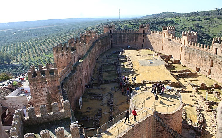 Imagen principal - En la Guerra de la Independencia la fortaleza sufrió algunos desperfectos lo que llevó a las autoridades del pueblo a instalar en este recinto el cementerio parroquial colocando algunos nichos en los muros del castillo, lo que permitió curiosamente su mejor conservación