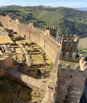 Imagen secundaria 2 - En la Guerra de la Independencia la fortaleza sufrió algunos desperfectos lo que llevó a las autoridades del pueblo a instalar en este recinto el cementerio parroquial colocando algunos nichos en los muros del castillo, lo que permitió curiosamente su mejor conservación