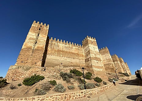Imagen secundaria 1 - En la Guerra de la Independencia la fortaleza sufrió algunos desperfectos lo que llevó a las autoridades del pueblo a instalar en este recinto el cementerio parroquial colocando algunos nichos en los muros del castillo, lo que permitió curiosamente su mejor conservación