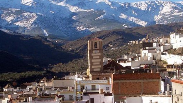 En invierno son habituales las nevadas en el entorno de Abrucena