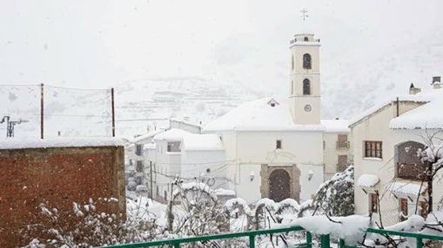 Iglesia de Bacares tras una intensa nevada.