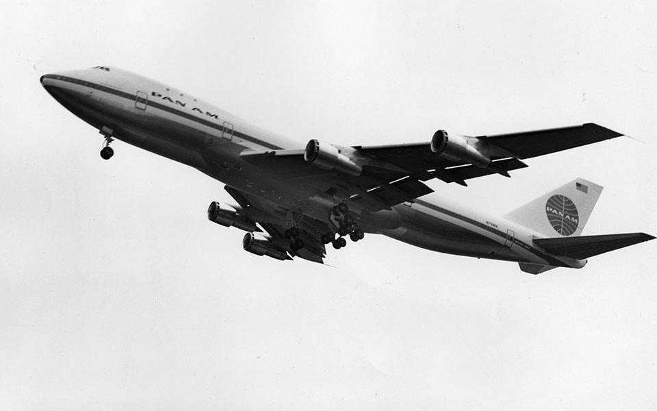 El 22 de enero de 1970,  entró en servicio el primer 747 en la ruta Nueva York-Londres de la compañía Pan Am. De hecho, Pan Am fue el cliente de lanzamiento del Boeing 747 en abril de 1966 al hacer un pedido de 25 Boeing 747 100.