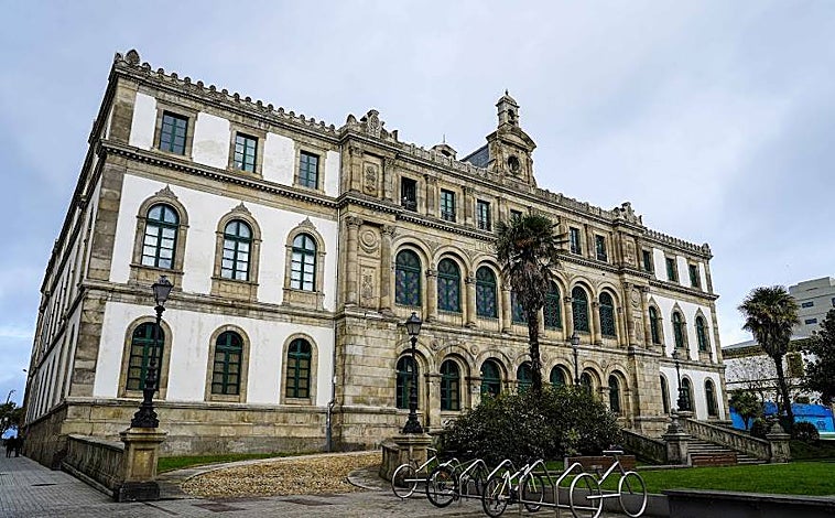 Imagen principal - En la foto superior, el instituto Eusebio da Guarda, donde ejerció como catedrático de Bellas Artes el padre del futuro pintor. Sobre estas líneas, escultura de la paloma picassiana en la Plaza de Pontevedra. A la derecha, la familia Ruiz Picasso vivió en la primera planta de este edificio