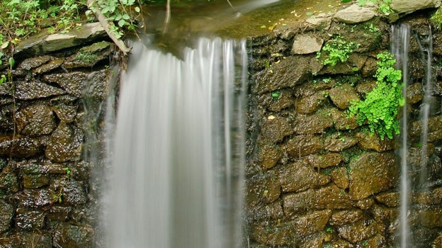 El agua es el elemento principal de esta conocida localidad granadina