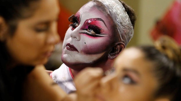 Uno de los candidatos se prepara para su actuación en la gala de elección del Drag Queen del Carnaval de Las Palmas de Gran Canaria, en 2019