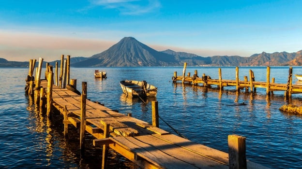 En primer plano, el lago Atitlán; al fondo, el volcán San Pedro