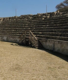 Imagen secundaria 2 - La ciudad de Cesarea es una de las más importantes -y quizá de las menos conocidas por los turistas- de la Antigua Roma fuera de Italia. Su teatro (se cree que solo se ve el 30 por ciento del tamaño original) muestra la importancia que tuvo hace más de dos mil años, cuando se convirtió en el centro del poder del Rey Herodes. A la izquierda, su palacio. Al fondo, el fuerte de los cruzados. A la derecha, parte de las gradas del hipódromo.