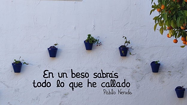 La localidad se encuentra plagada de frases de poetas plasmadas en la fachadas