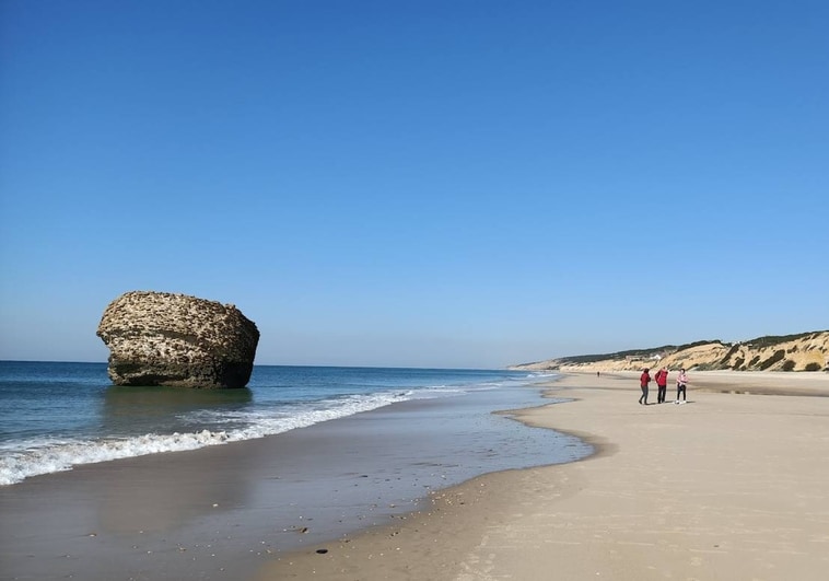 La enorme roca de la playa de Matalascañas que tiene una historia de más de 400 años