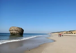 La enorme roca de la playa de Matalascañas que tiene una historia de más de 400 años