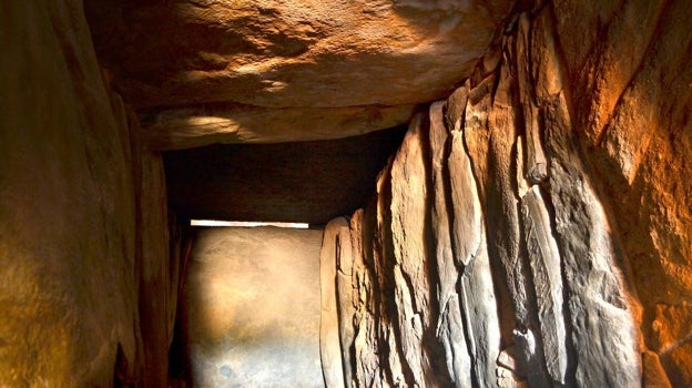 La luz entra en el Dolmen de Soto, en Trigueros, Huelva