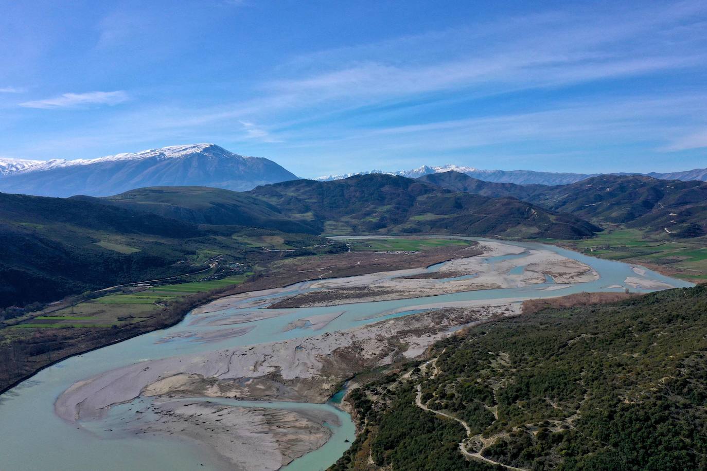 El río y sus áreas circundantes son importantes ecosistemas de biodiversidad que albergan más de 1.100 especies de animales