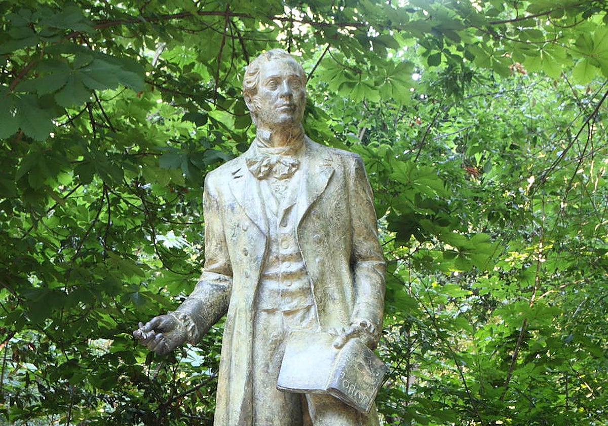 Imagen de la estatua de Washington Irving en la Alhambra