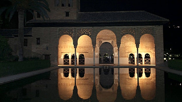 Imagen nocturna del Partal en la Alhambra