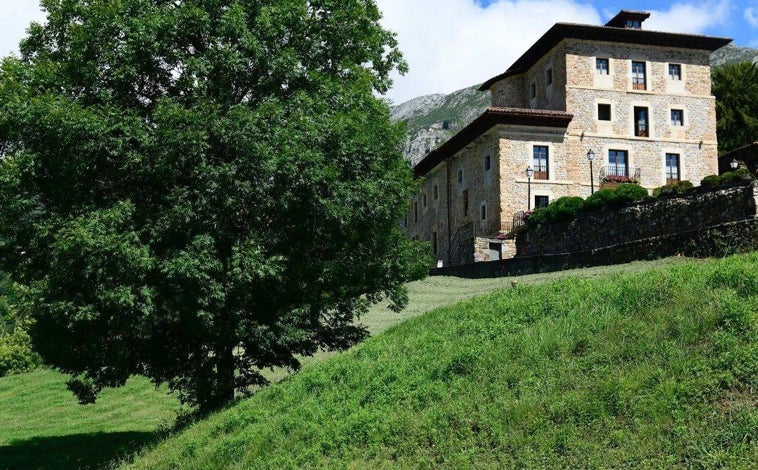 Imagen principal - Además del paisaje, de praderas verdes y agua -la misma que mueve el molino de maíz que recientemente han recuperado y restaurado en el entorno-, este coqueto establecimiento destaca por la gastronomía.