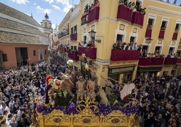 Semana Santa en Sevilla: ¡Al cielo con ella!